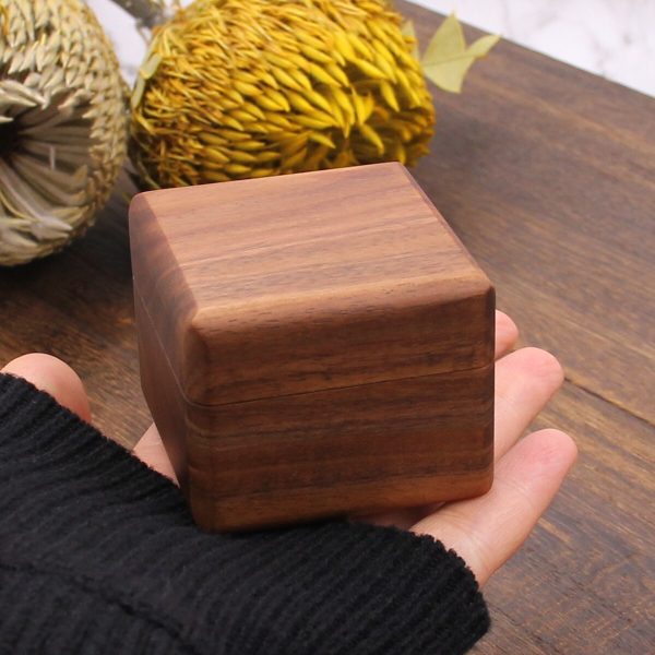 戒指盒3 (1) Handcrafted Square Solid Walnut Wood 3-Slot Jewelry Box for Rings & Earrings