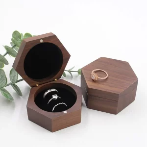 戒指盒5 (1) Handcrafted Vintage Hexagon Solid Walnut 3-Slot Wooden Ring Box for Wedding & Proposal