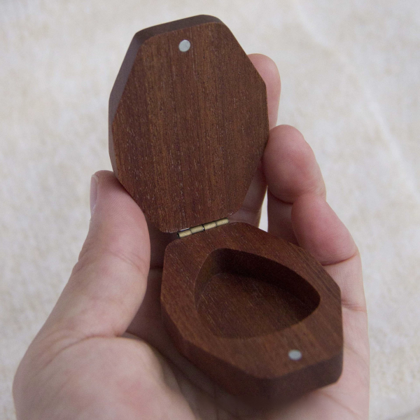 吉他收纳盒2 (3) Handcrafted Rhombus Solid Wood Guitar Pick Box - Single-Block Magnetic Case