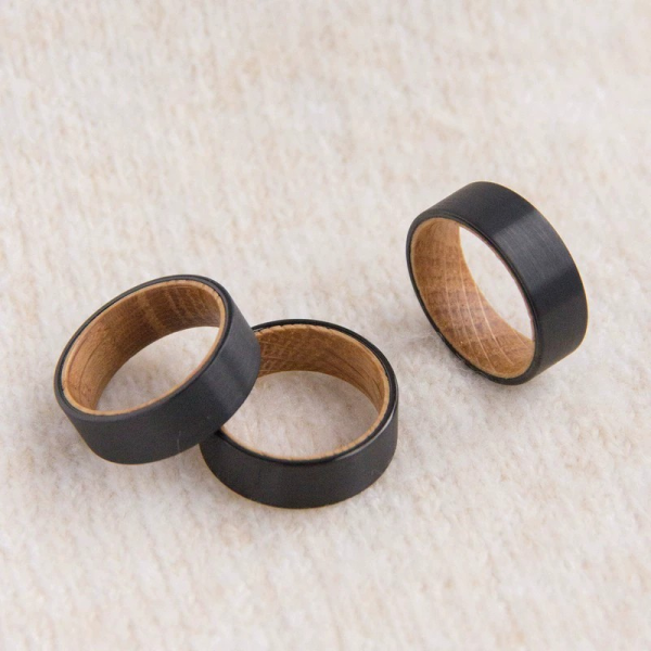 戒指7-2 8mm Flat Black Tungsten Ring with Authentic Whiskey Barrel Wood Inlay